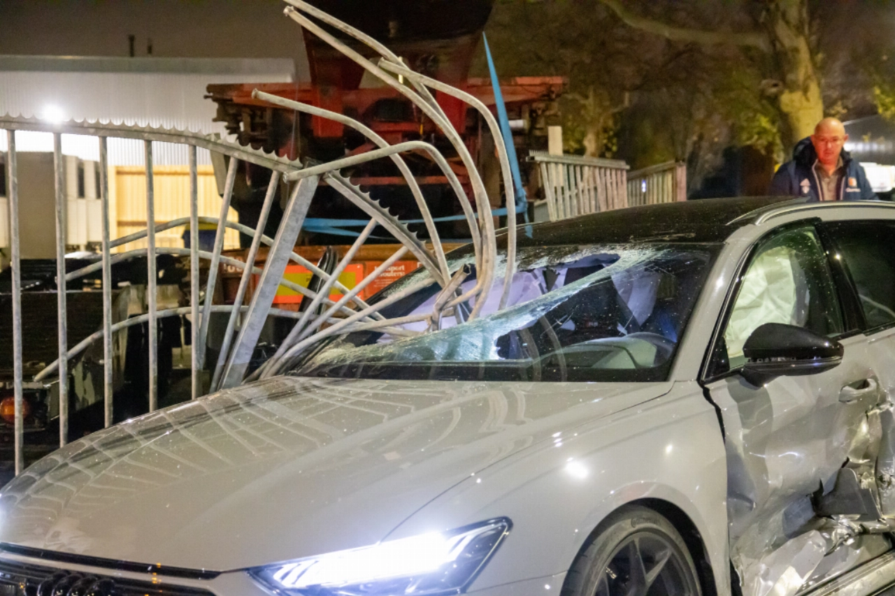 Hekwerk doorboort voorruit van auto na aanrijding