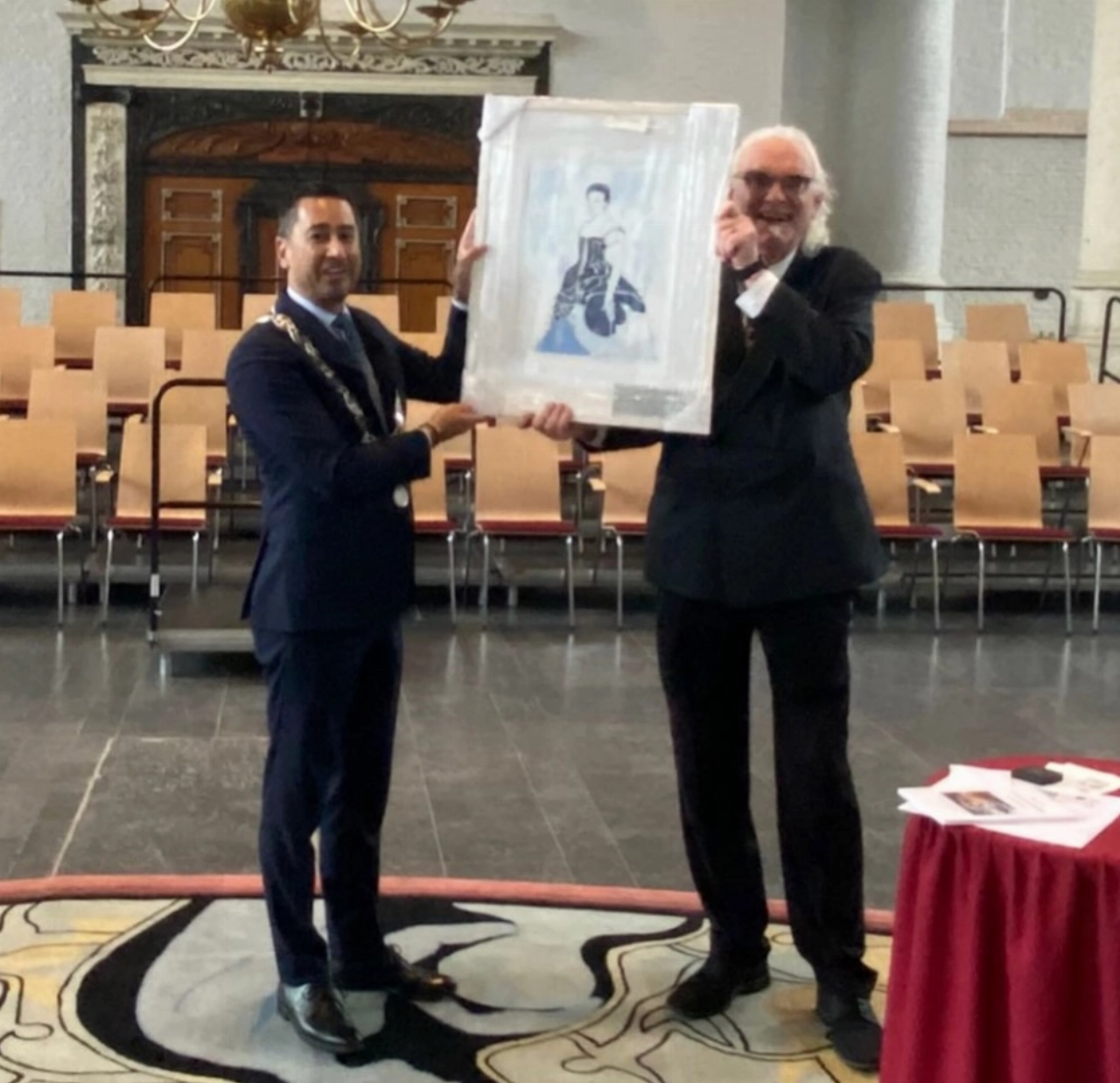 Pluim op de hoed van jarige historische vereniging