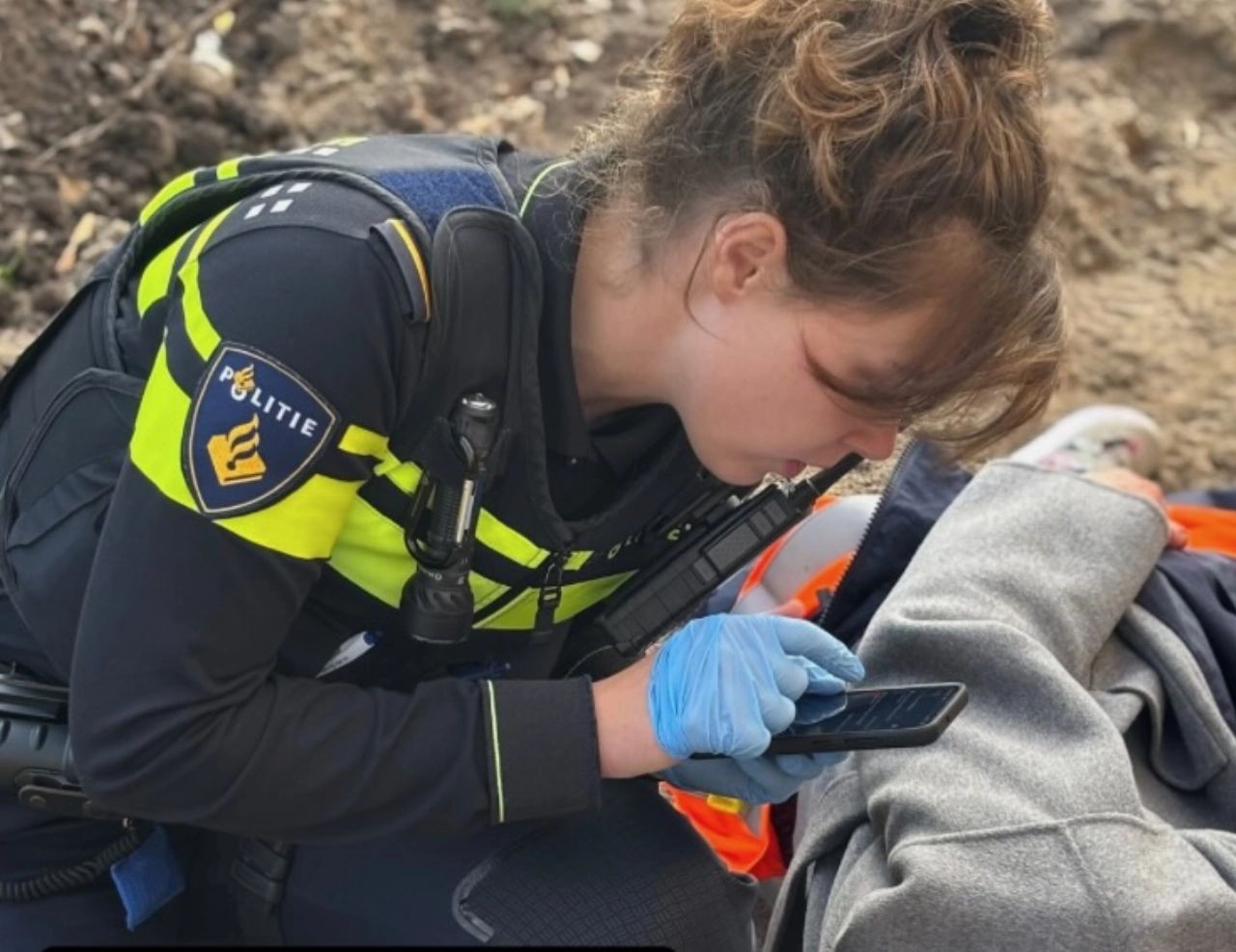 Politie assisteert gevallen vrouw
