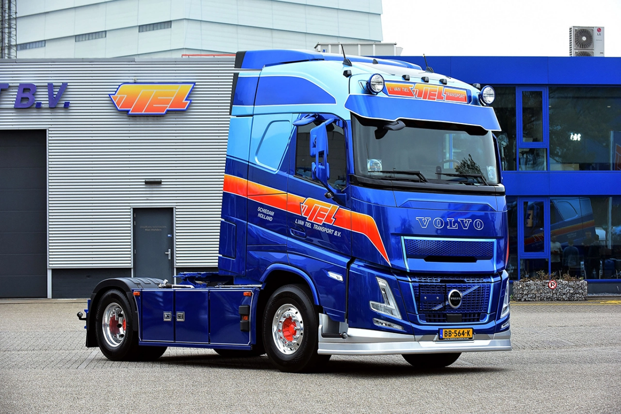 Van Tiel neemt honderdste Volvo in gebruik