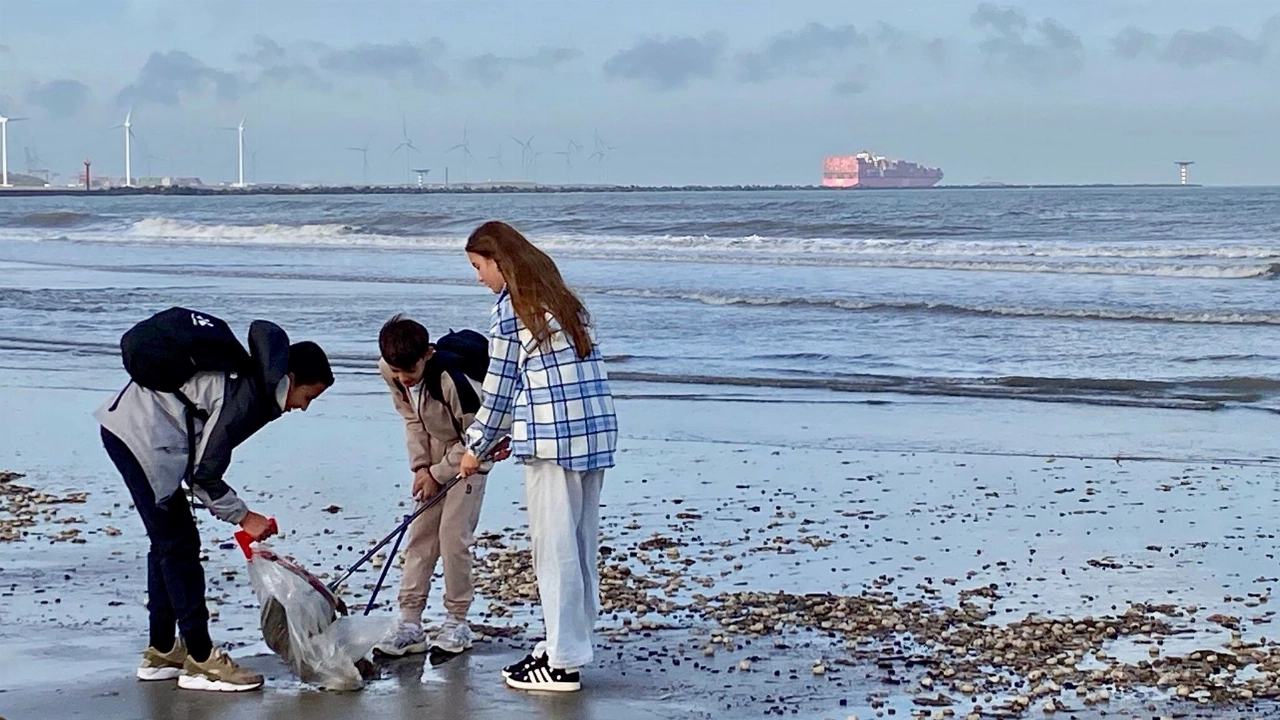 Schiedamse leerlingen maken strand schoon