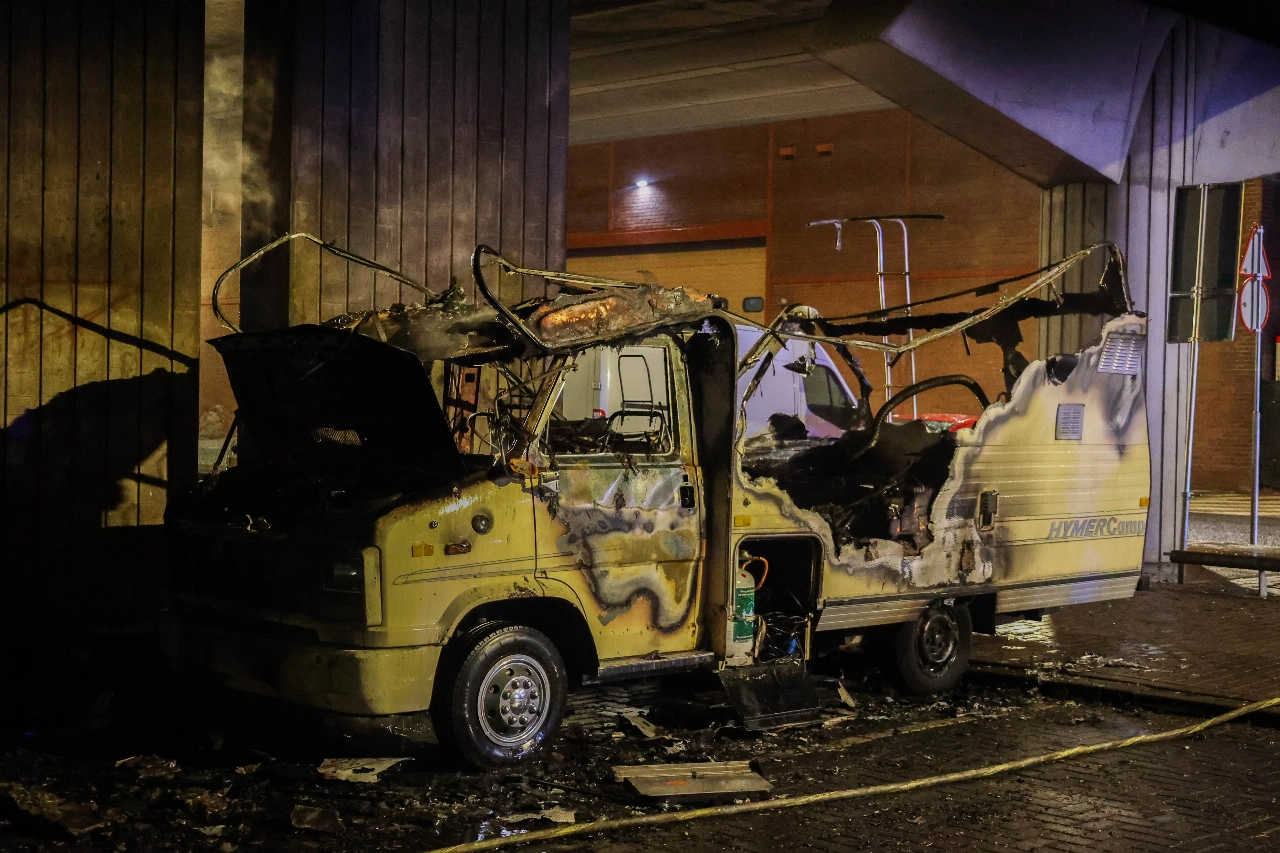 Kampeerwagen brandt uit