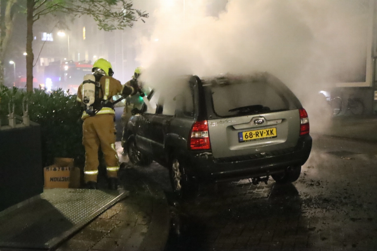 Auto brandt uit op Dr. Kuyperlaan