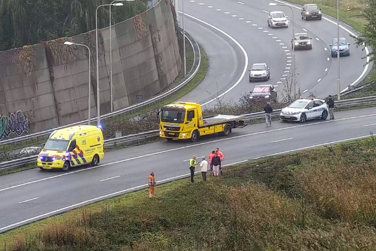 Auto belandt in sloot langs A4