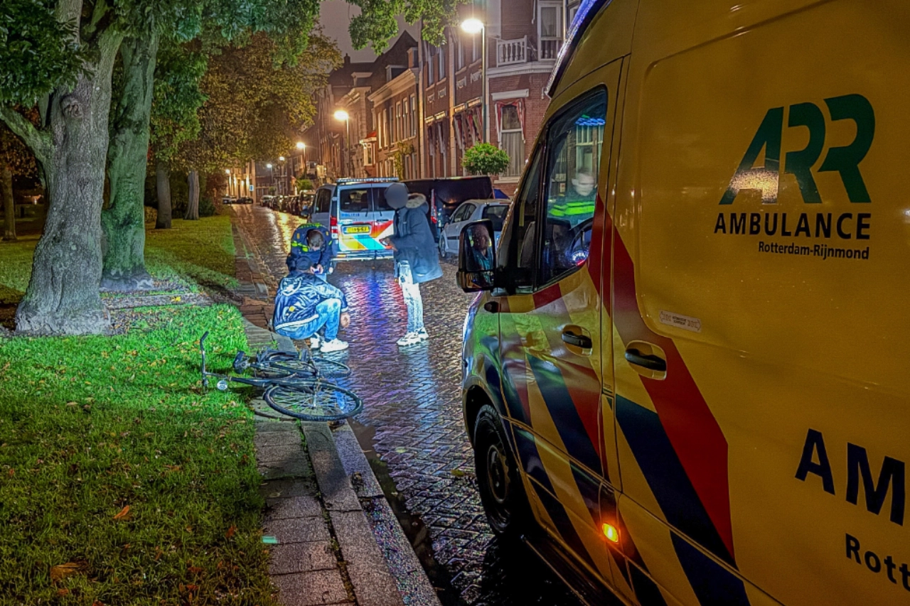 Fietser aangereden, auto rijdt door