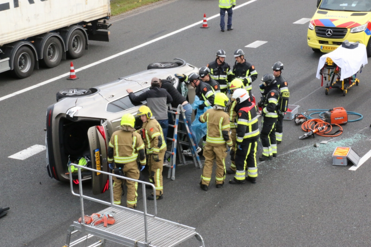 File na gekantelde auto op A15