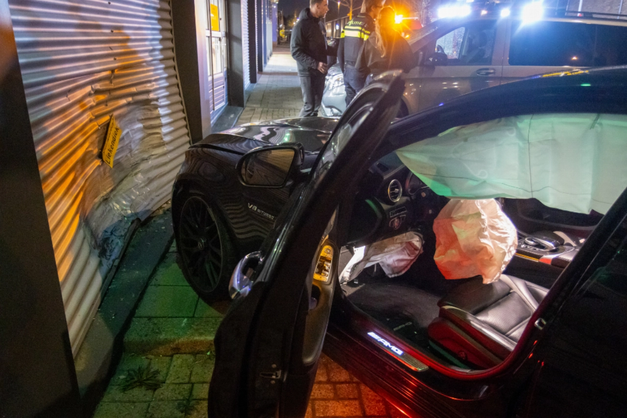 Auto botst op roldeur