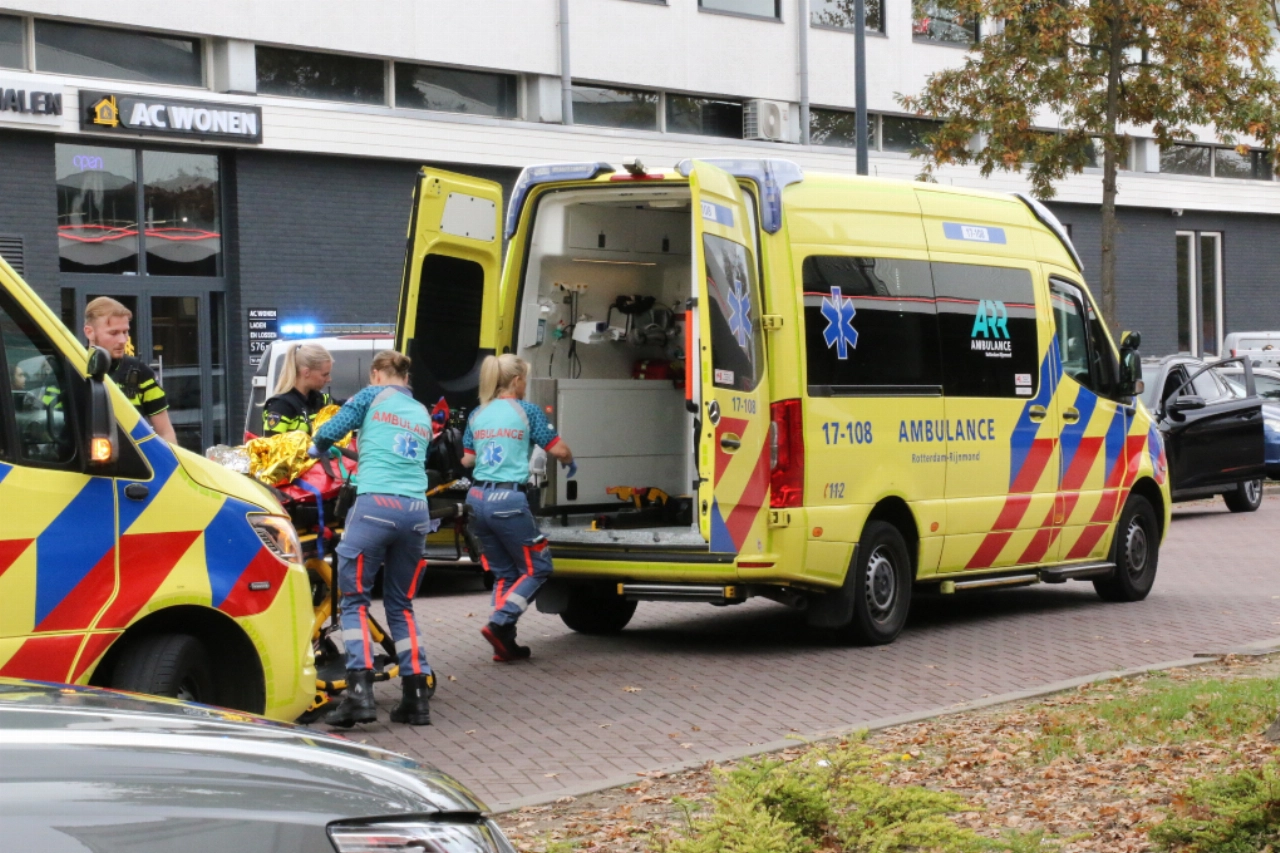 Kind en volwassene naar ziekenhuis na aanrijding
