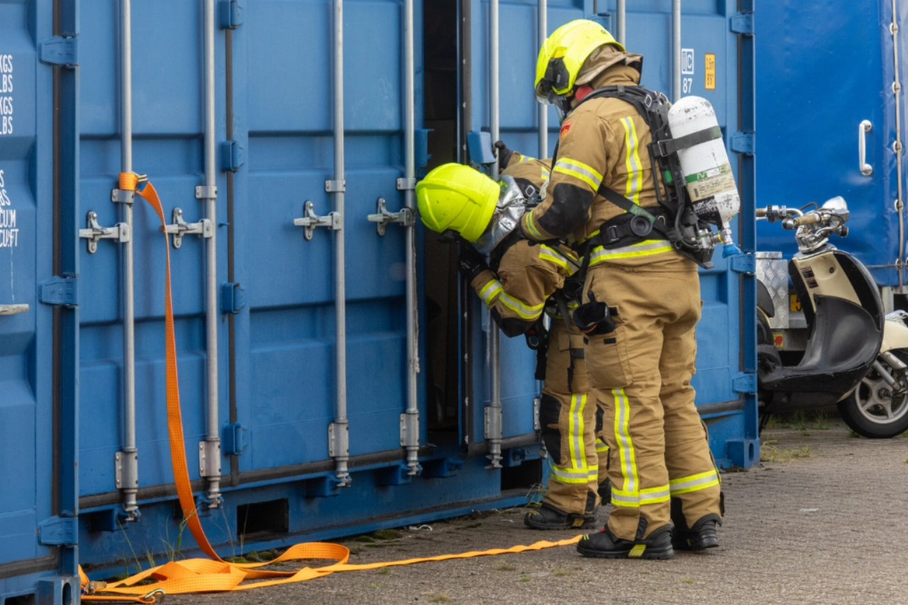 Brandweer breekt verdachte container open