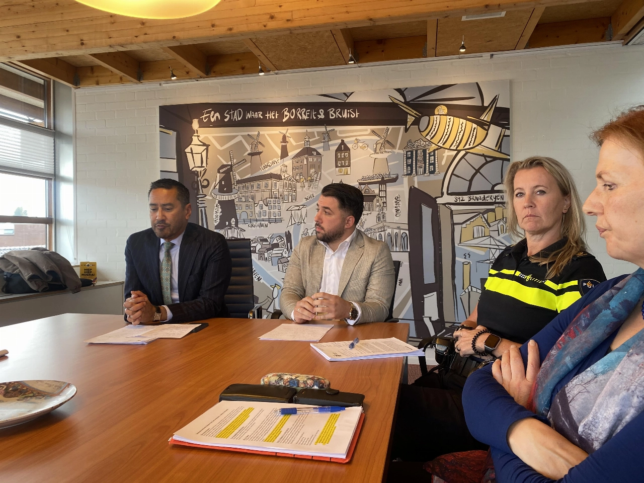 Bergmann in gesprek met jongeren die over schreef gingen