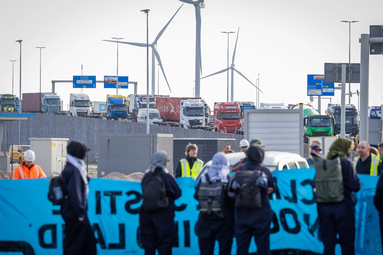 Actiegroep blokkeert vrachtverkeer op Maasvlakte