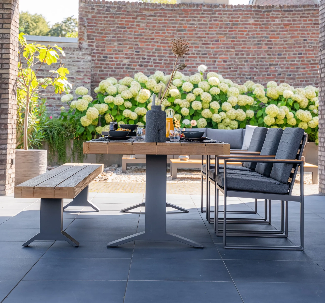 Gezellige tuinhoeken met tuintafels in Schiedam