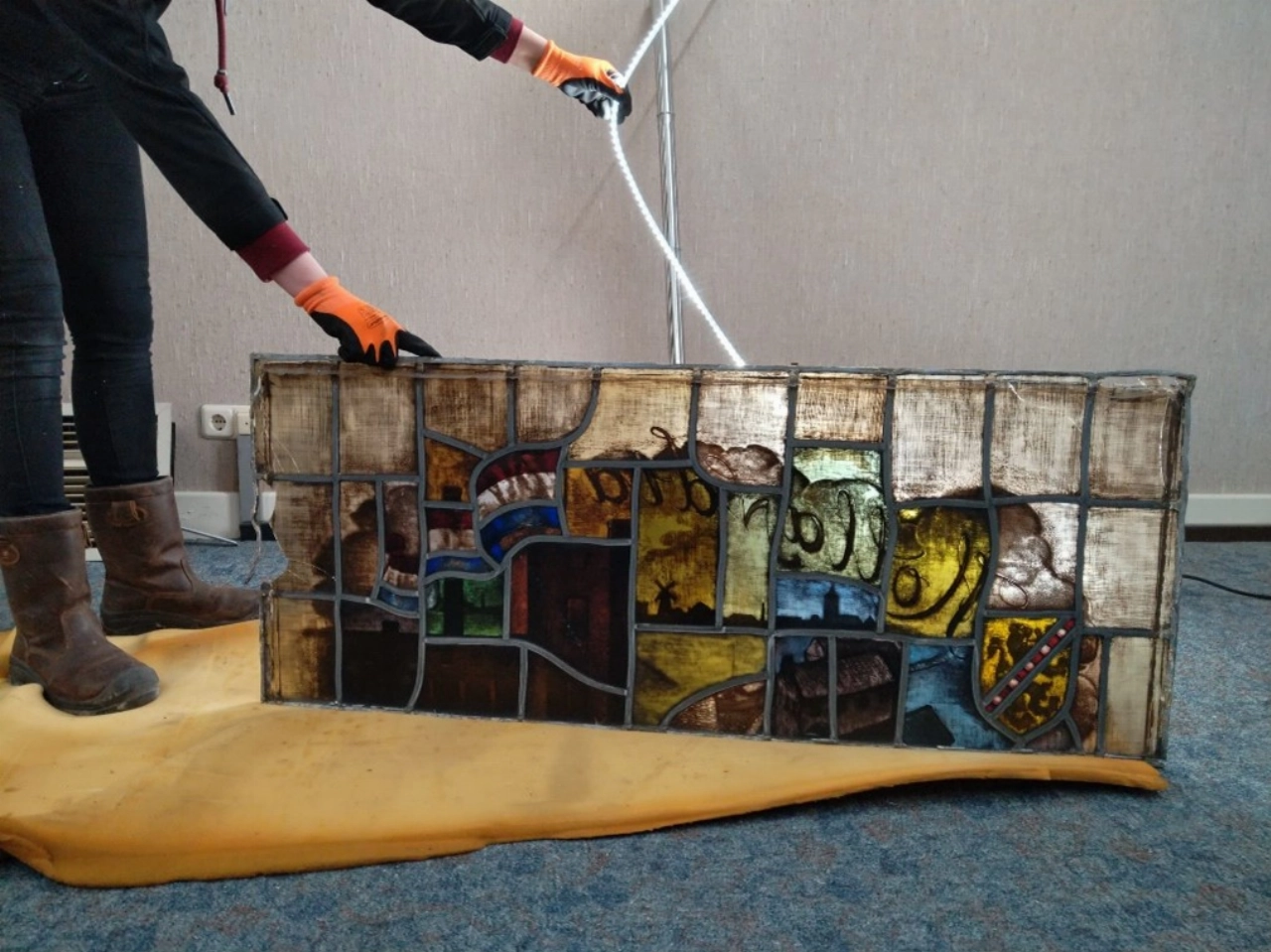 Glas-in-loodraam uit Hollandiafabriek naar Jenevermuseum