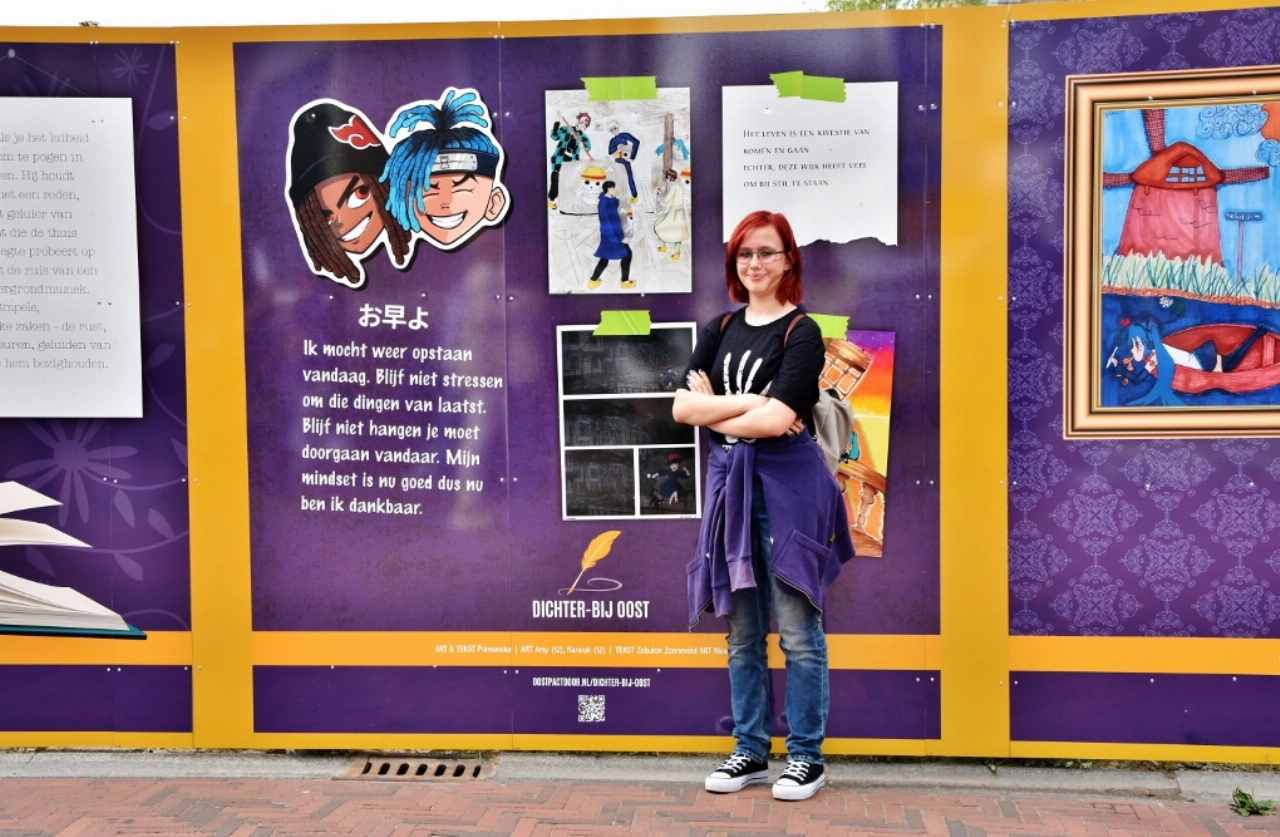 Bouwhekken schermen af en dragen boodschap over