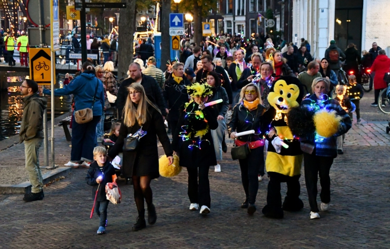 Lichtjesparade brengt vrolijke Schiedammers samen