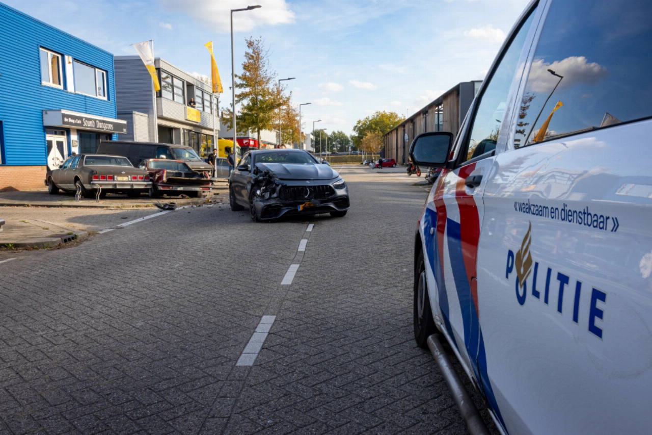 Geparkeerde auto's geramd
