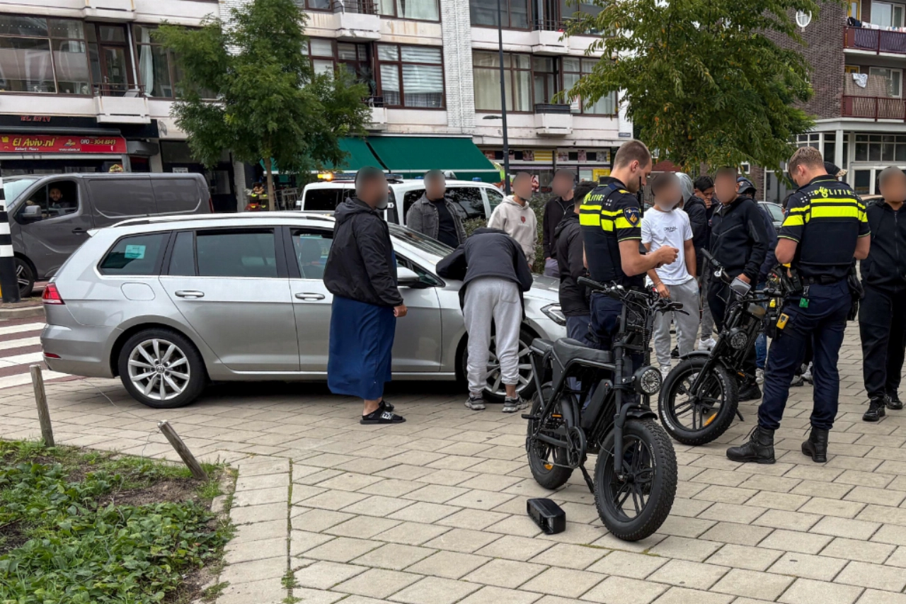 Aanrijding tussen auto en fatbike op rotonde