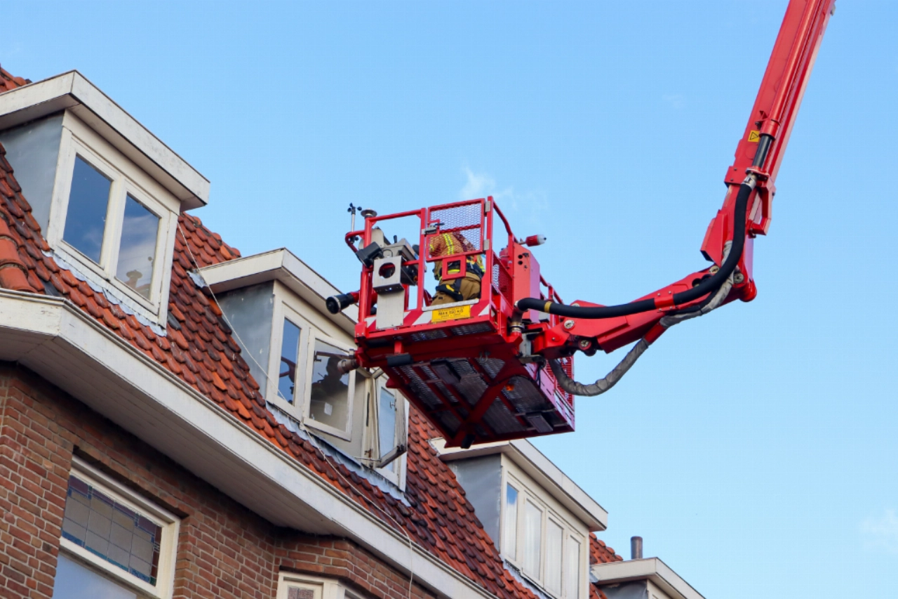 Brandweer doet raam dicht