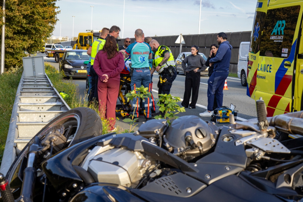 Motor belandt boven op vangrail na ongeval