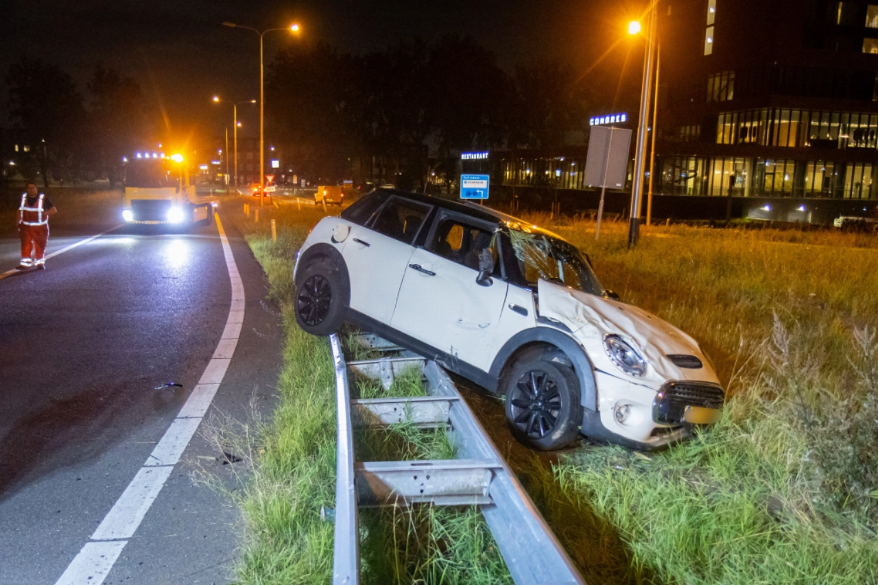 Auto over kop, bestuurder vlucht