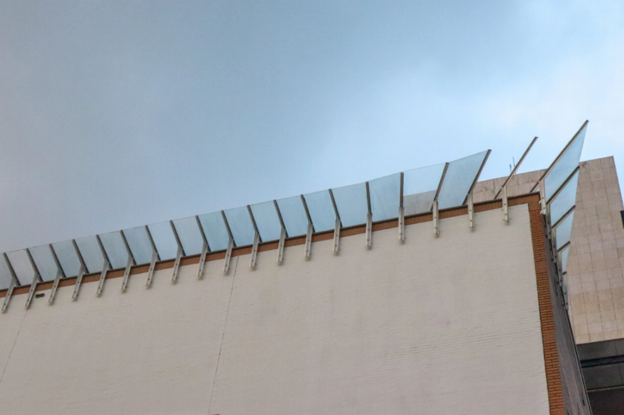 Glasplaten worden definitief weggehaald van stadskantoor