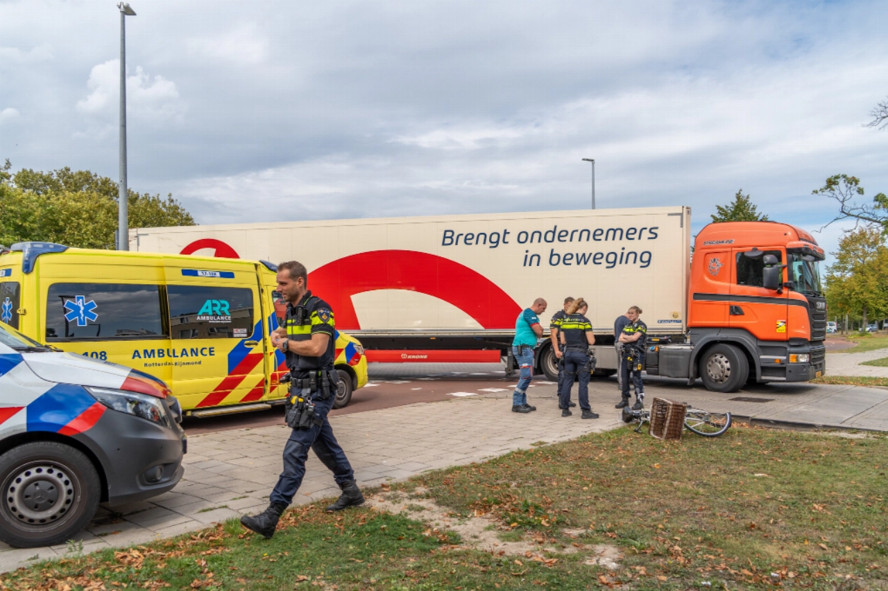 Fietsster aangereden door vrachtwagen