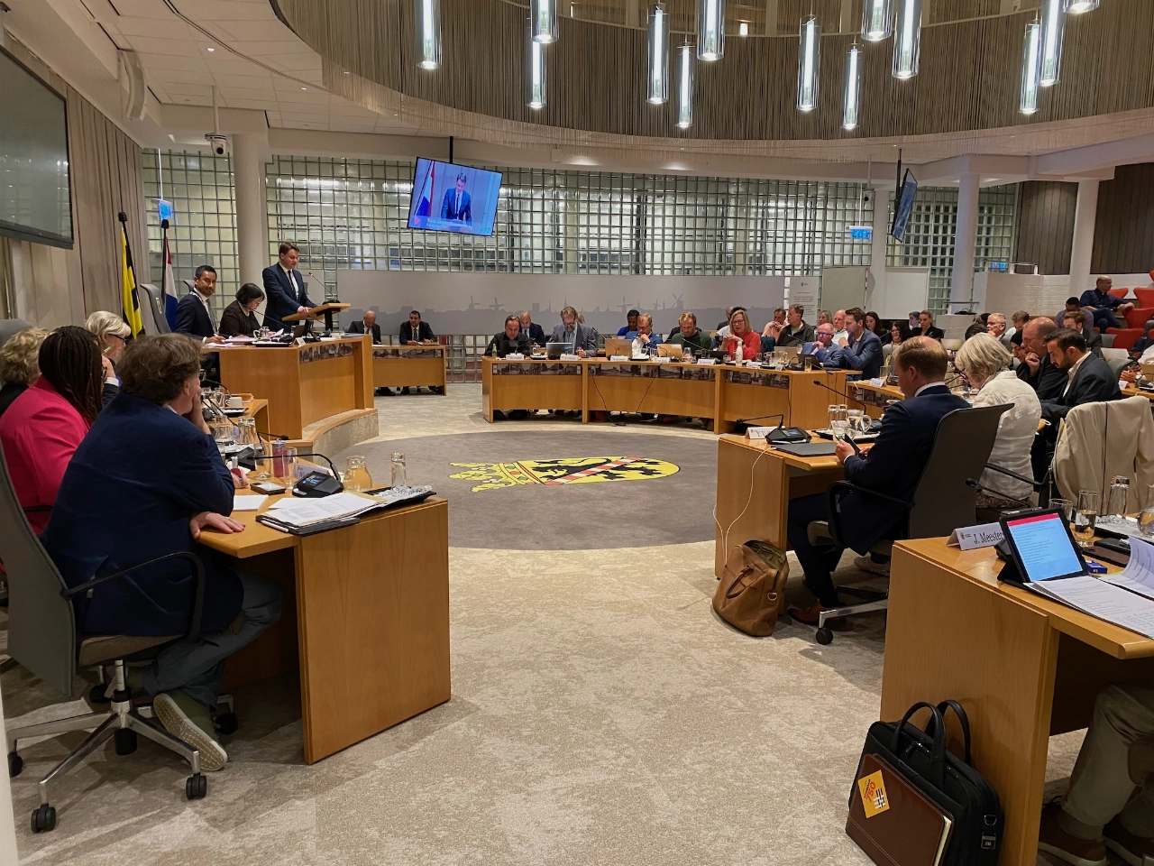 Politieke Avond zonder mensen op publieke tribune