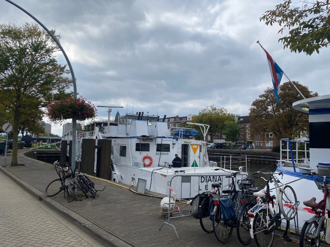 Schip wordt klaargemaakt voor asielzoekers
