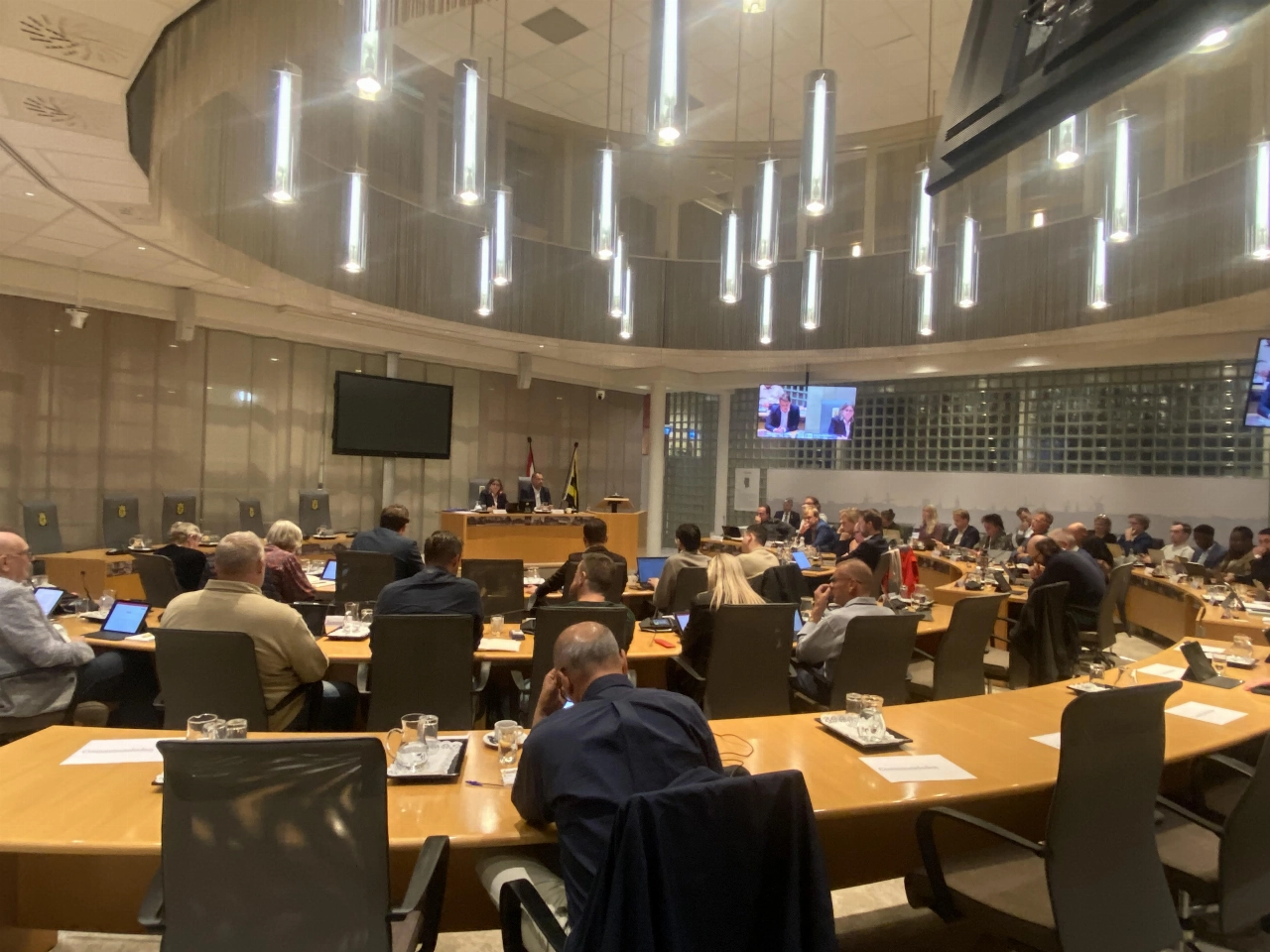 Raadsfracties over azc verdeeld langs bekende lijnen