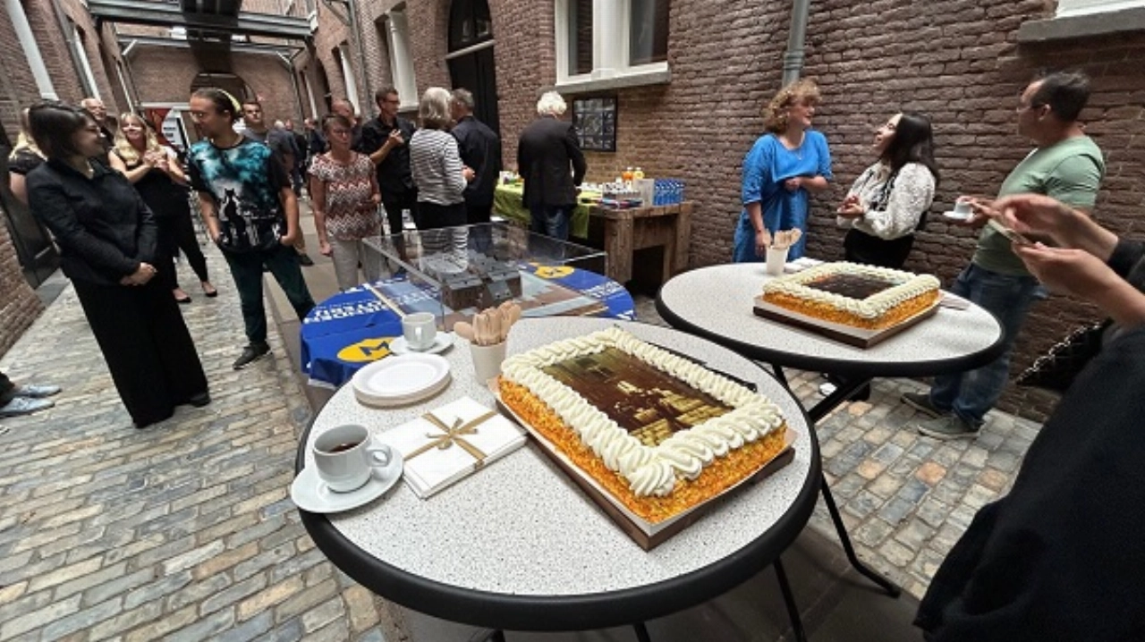 Taart en muziek bij viering jubileum Entrepotgebouw