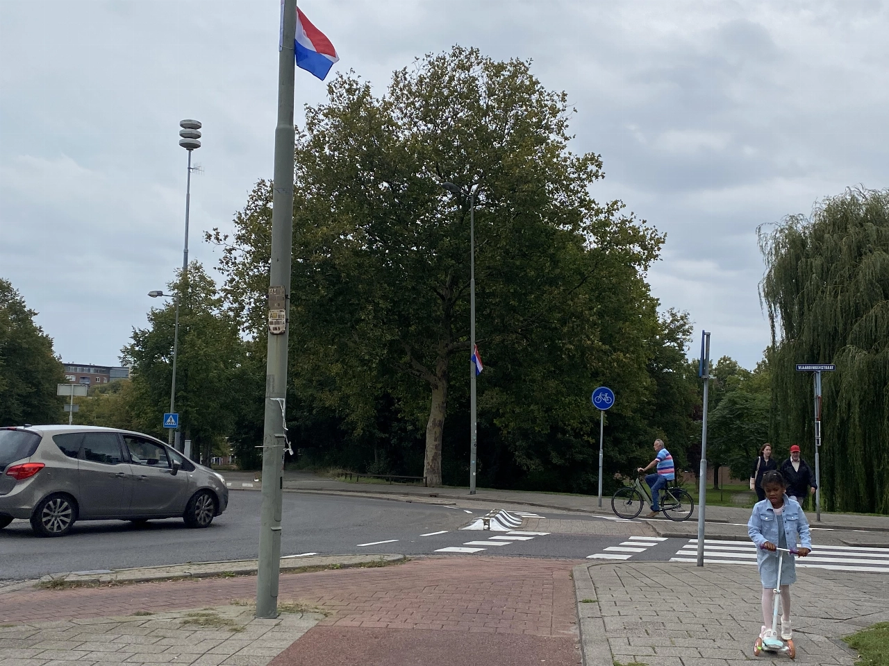 Opmerkelijk: vlaggetjes halfstok