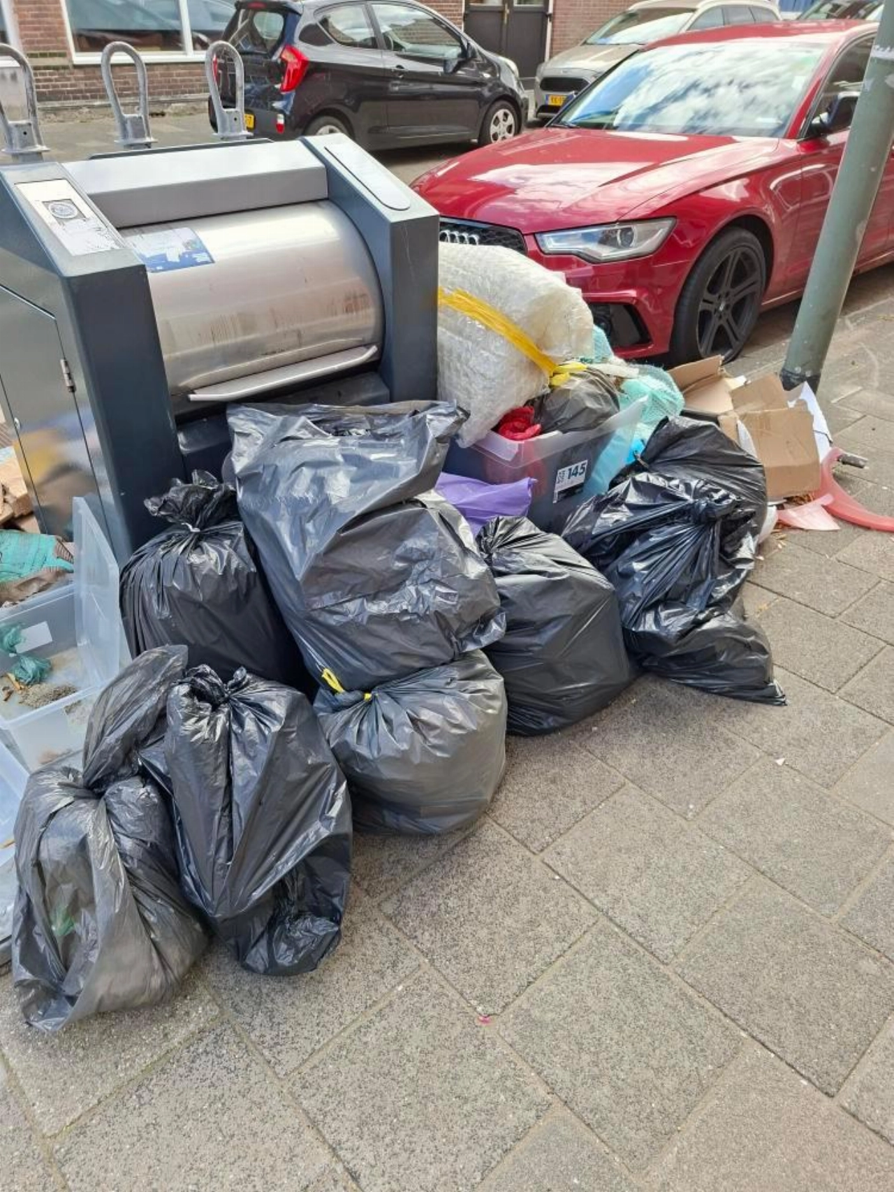 Containeradoptant stuurt rekening