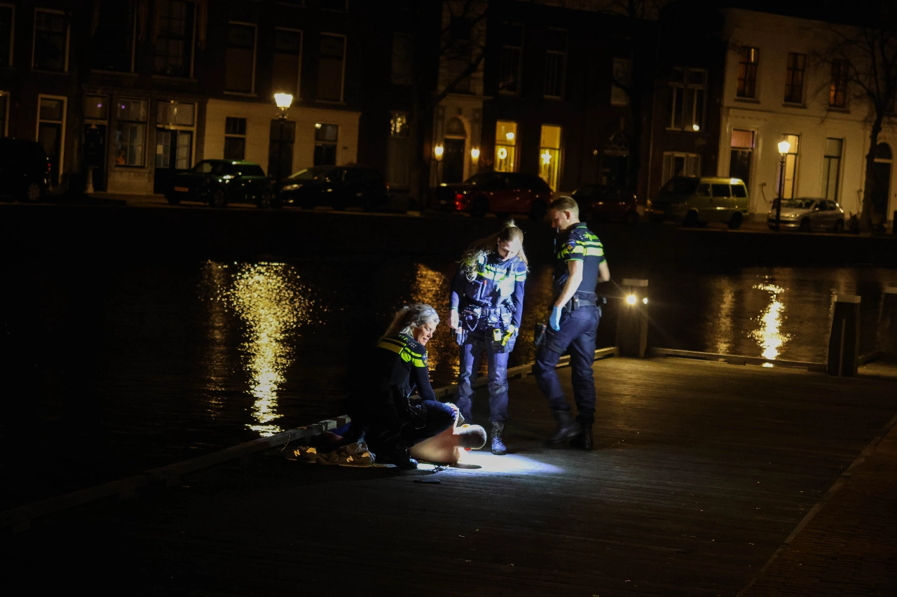 Dronken man uit Lange Haven gehaald