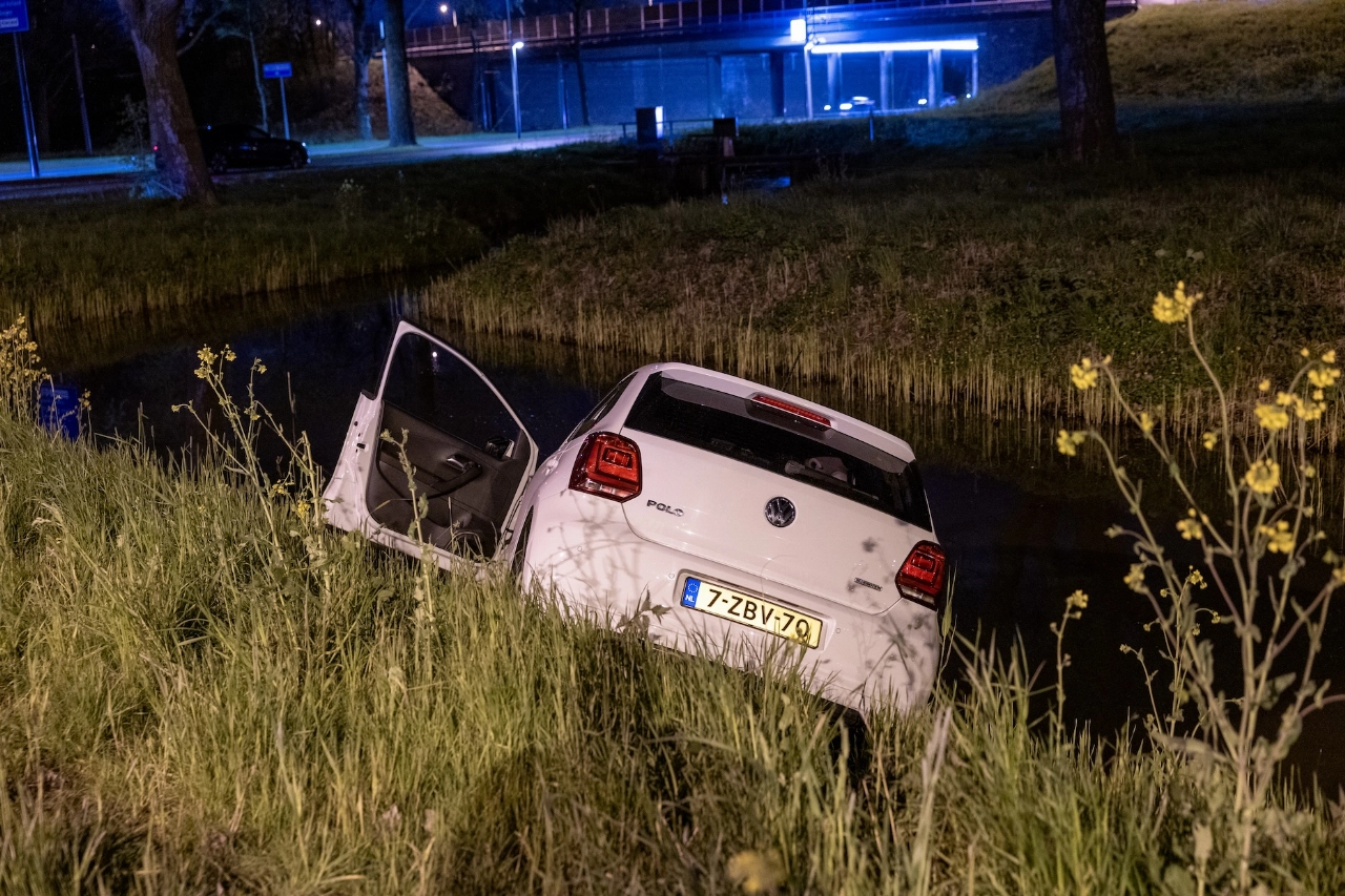Auto mist afrit en belandt in sloot