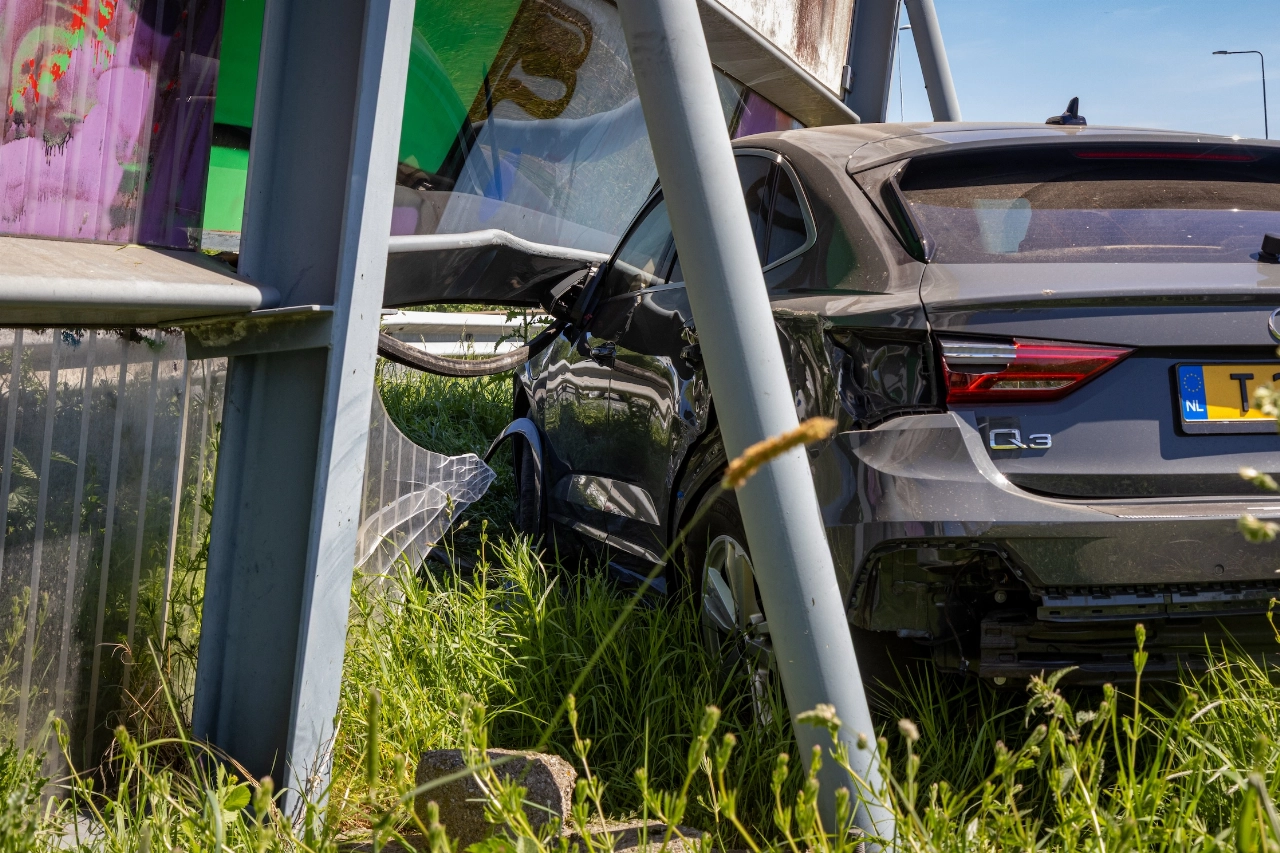 Auto eindigt onder geluidswal