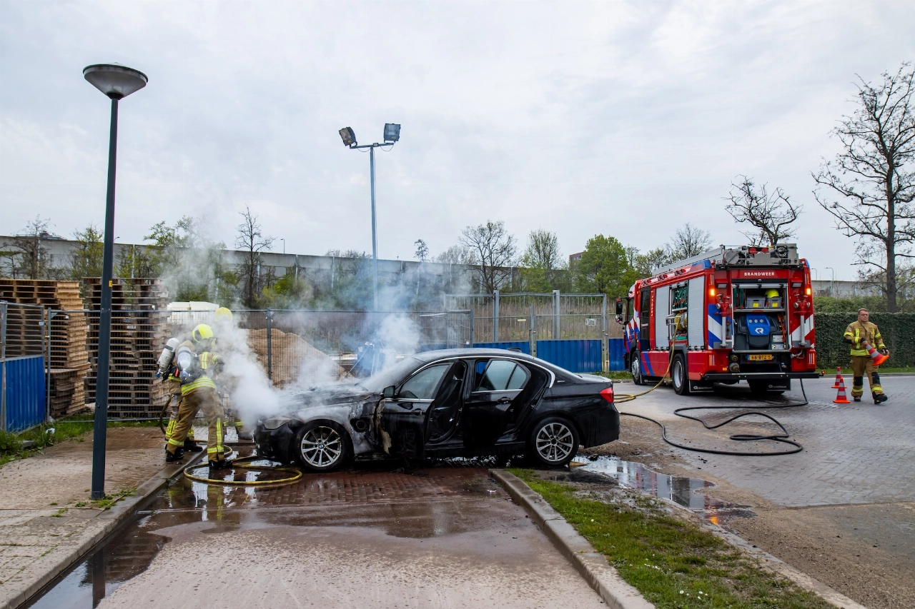 Auto in brand bij Van der Valk