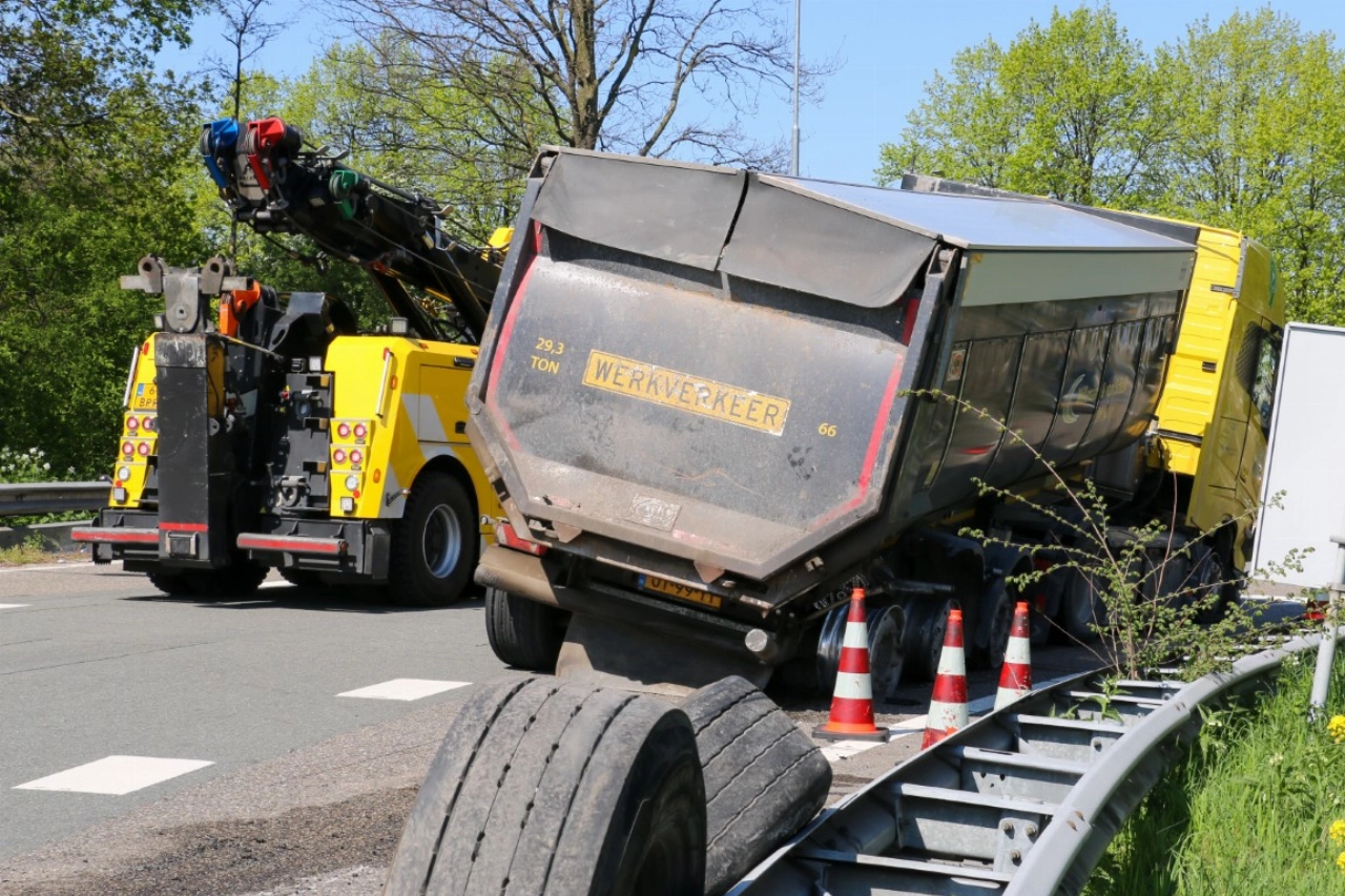 Afrit A20 afgesloten nadat vrachtwagen vangrail raakt