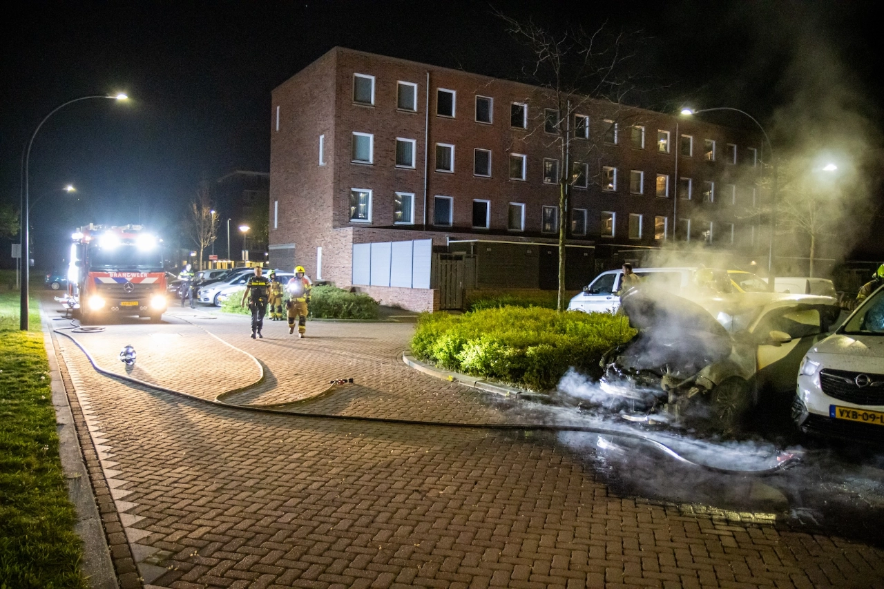 Auto in de brand gestoken in Groenoord