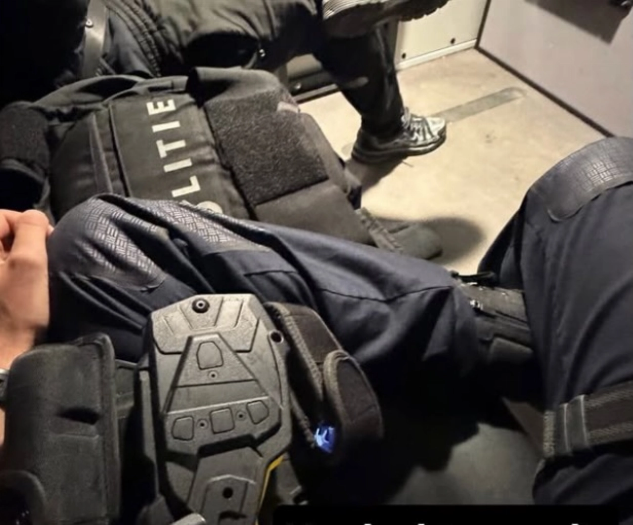 Politie heeft te stellen met jongeren; één arrestatie