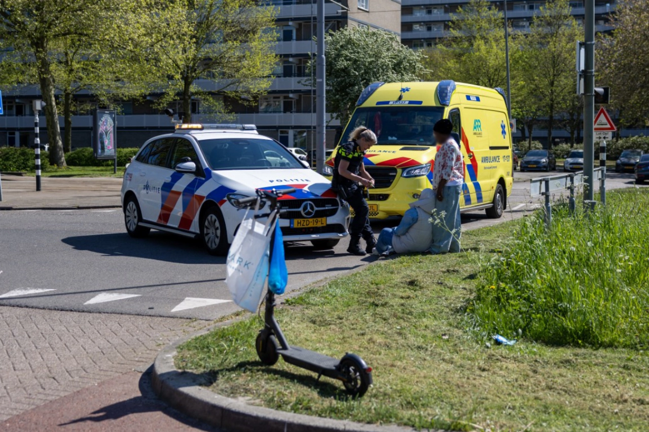 Moeder en dochter op elektrische step knallen op auto