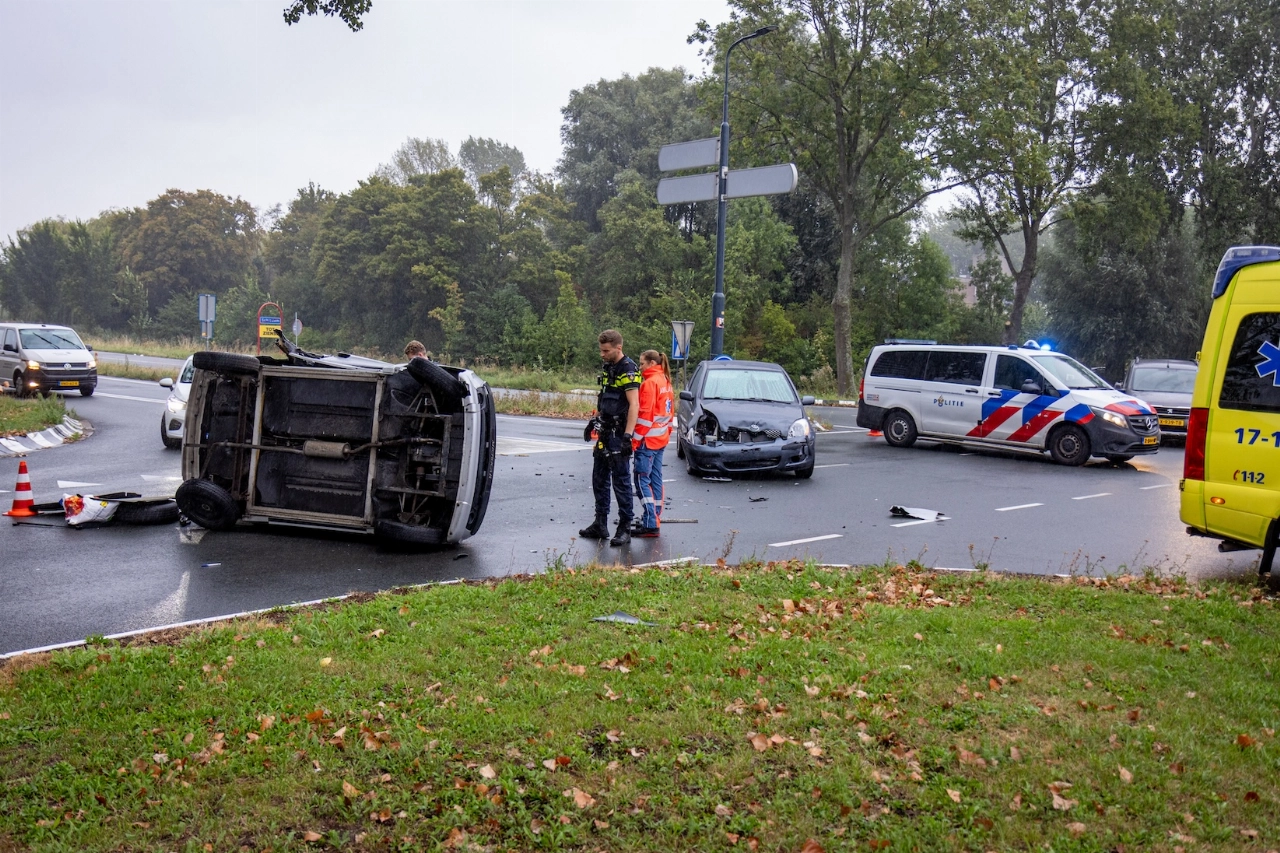 Microkar op zijn kant op Hargalaan