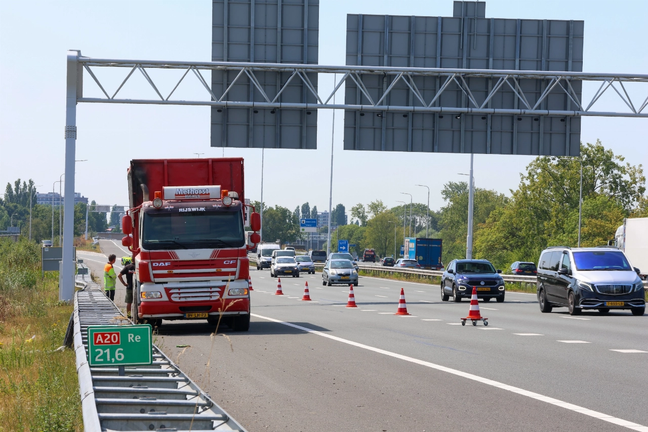 Rookontwikkeling op A20 door vrachtwagen