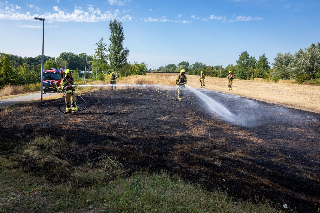 Gras op tunneldak in brand