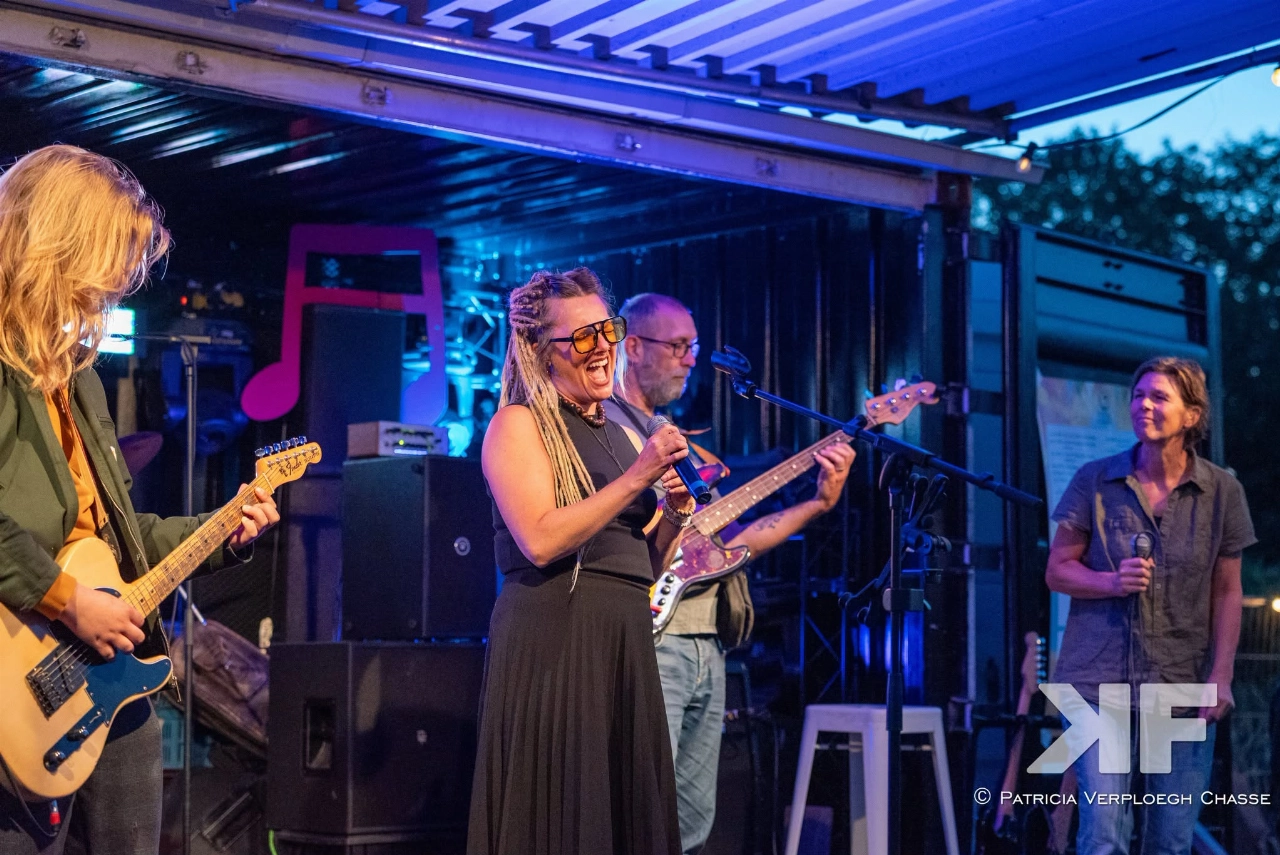 Kroepoekfabriek Allstars op het Vlaardingse Stadsstrand