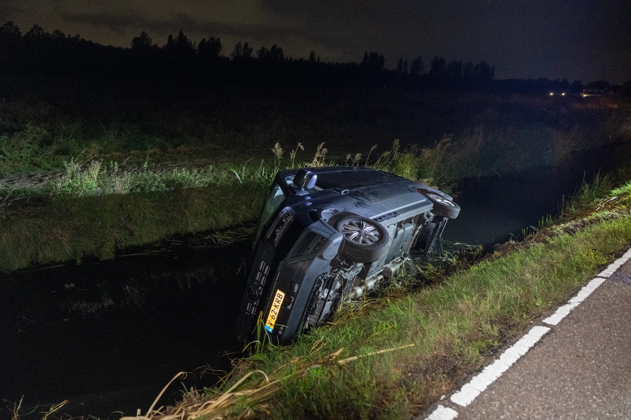 Bedrijfswagen sloot in, berging flinke klus