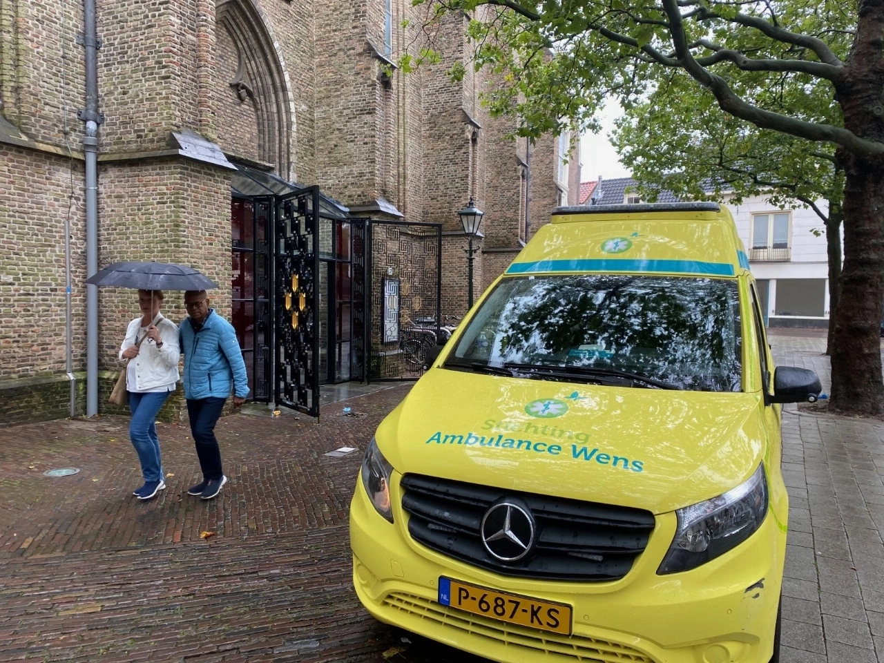 Met ambulance naar trouwerij dochter