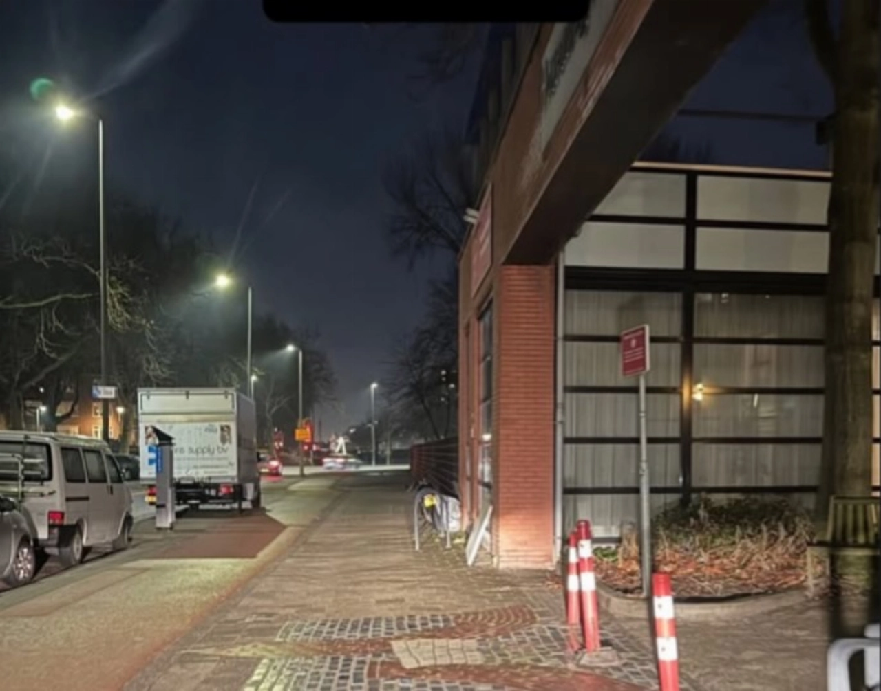 Oudere vrouw moet sieraden missen