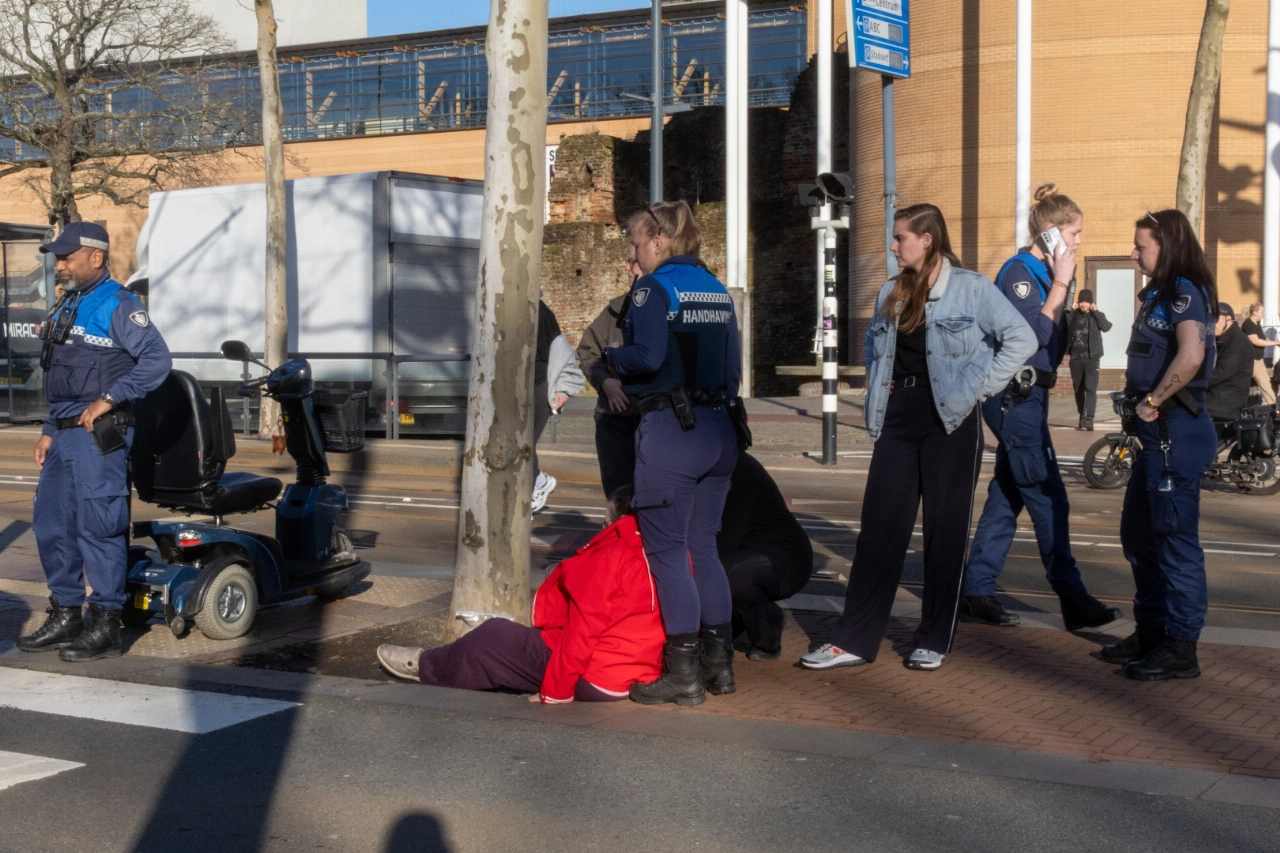 Vrouw in scootmobiel aangereden op oversteekplaats