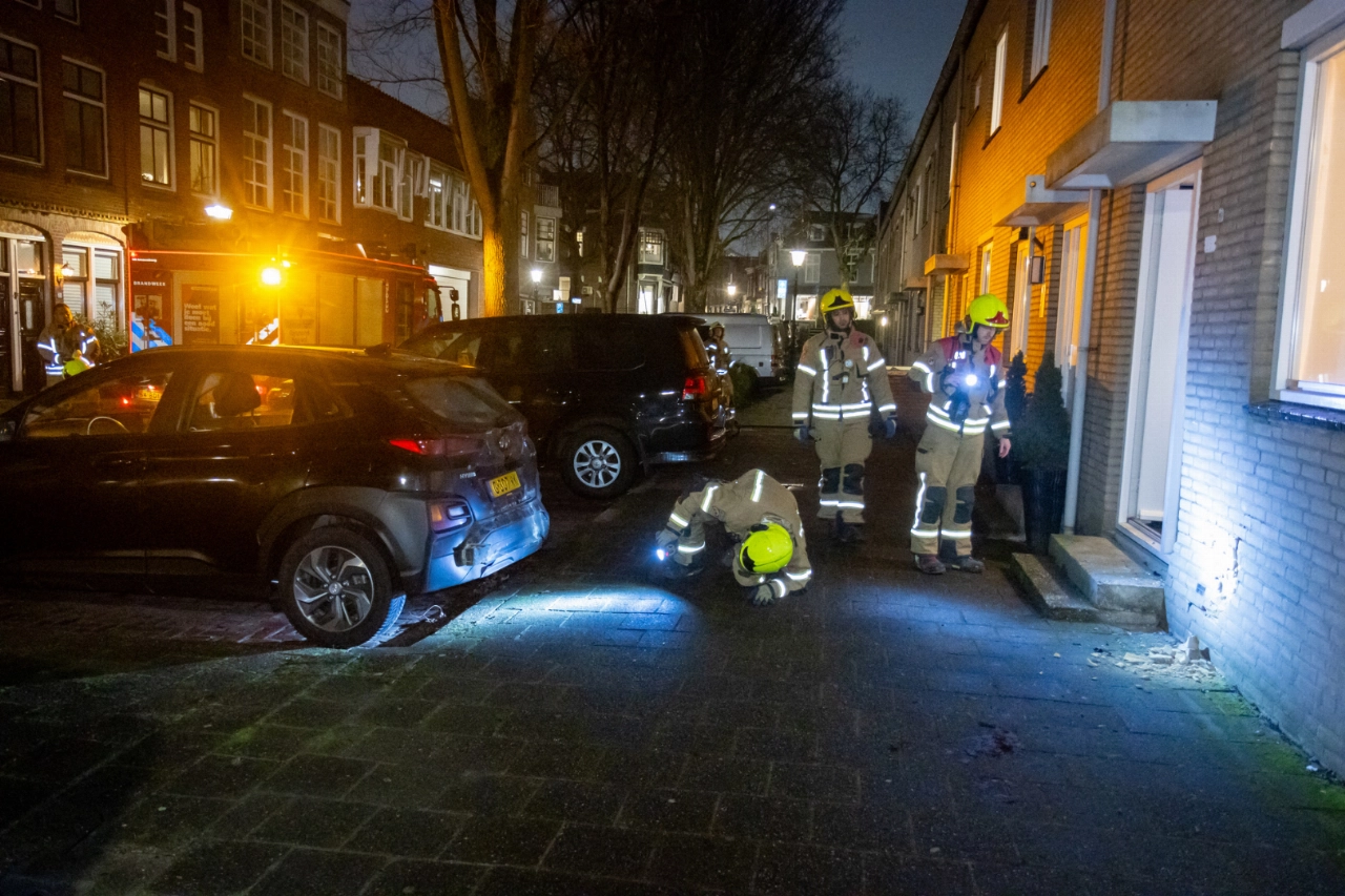 Auto botst tegen gevel na parkeerfout