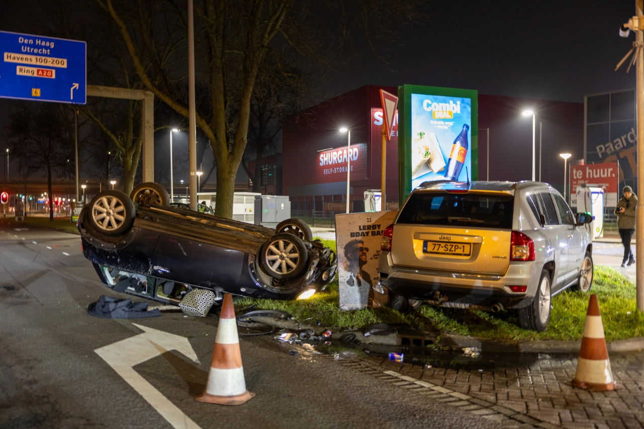 Auto over de kop op Tjalklaan